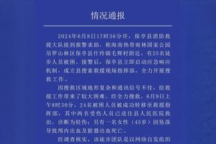 早日康复！欧文脚穿保护靴拄着拐杖来到球馆为球队加油